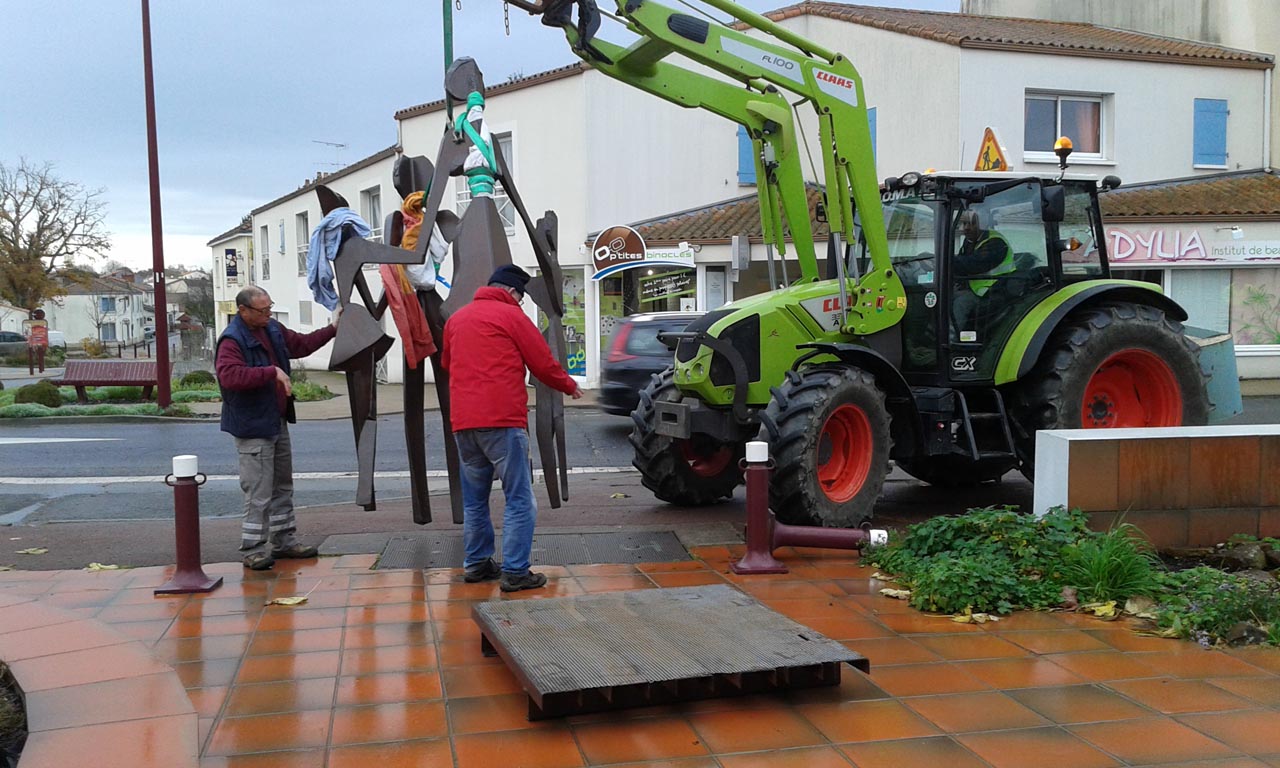 Arrivée de la sculpture monumentale sur le parvis du Centre culturel