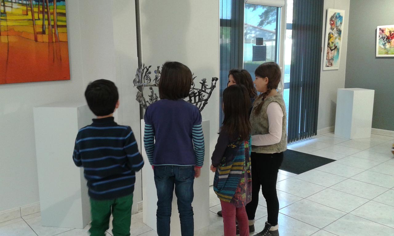 Les élèves sont toujours admiratifs devant les sculptures de Philippe Pateau