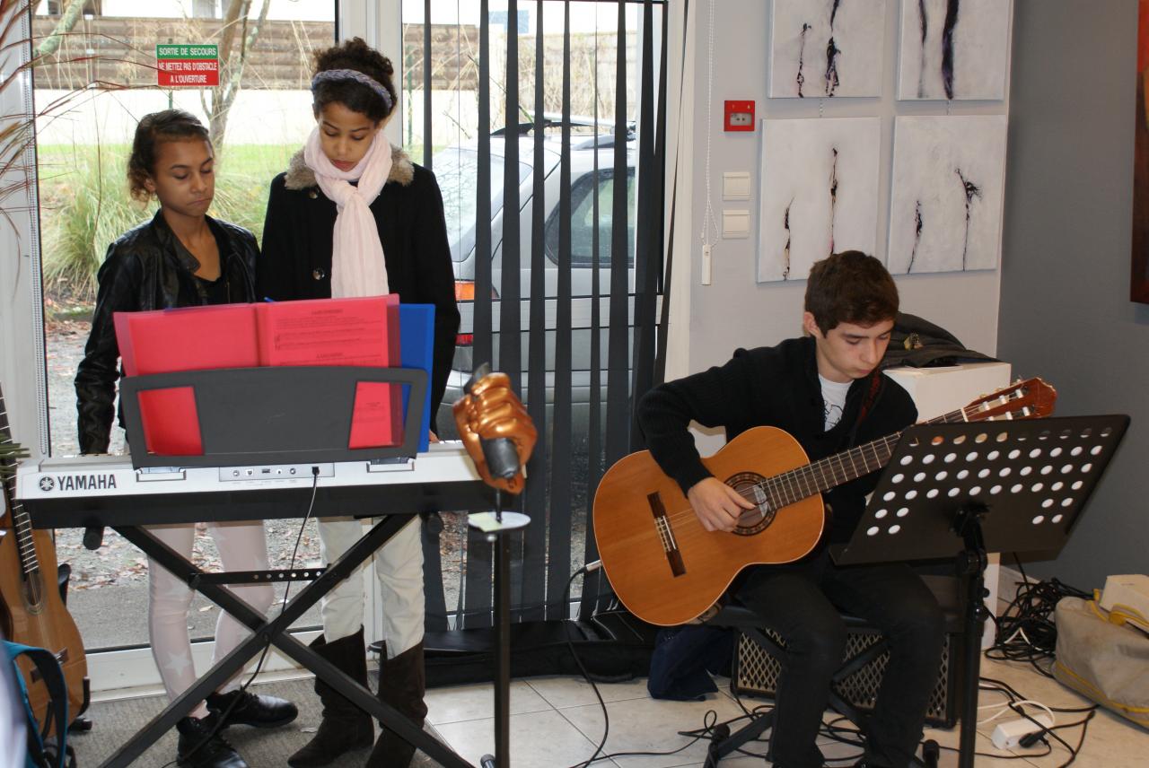 Les élèves de l'école de musique TEMPO animent le vernissage