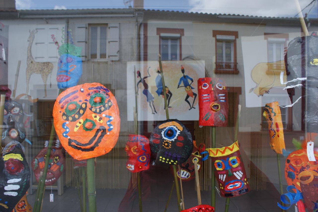 Masques en vitrine (travaux des scolaires)