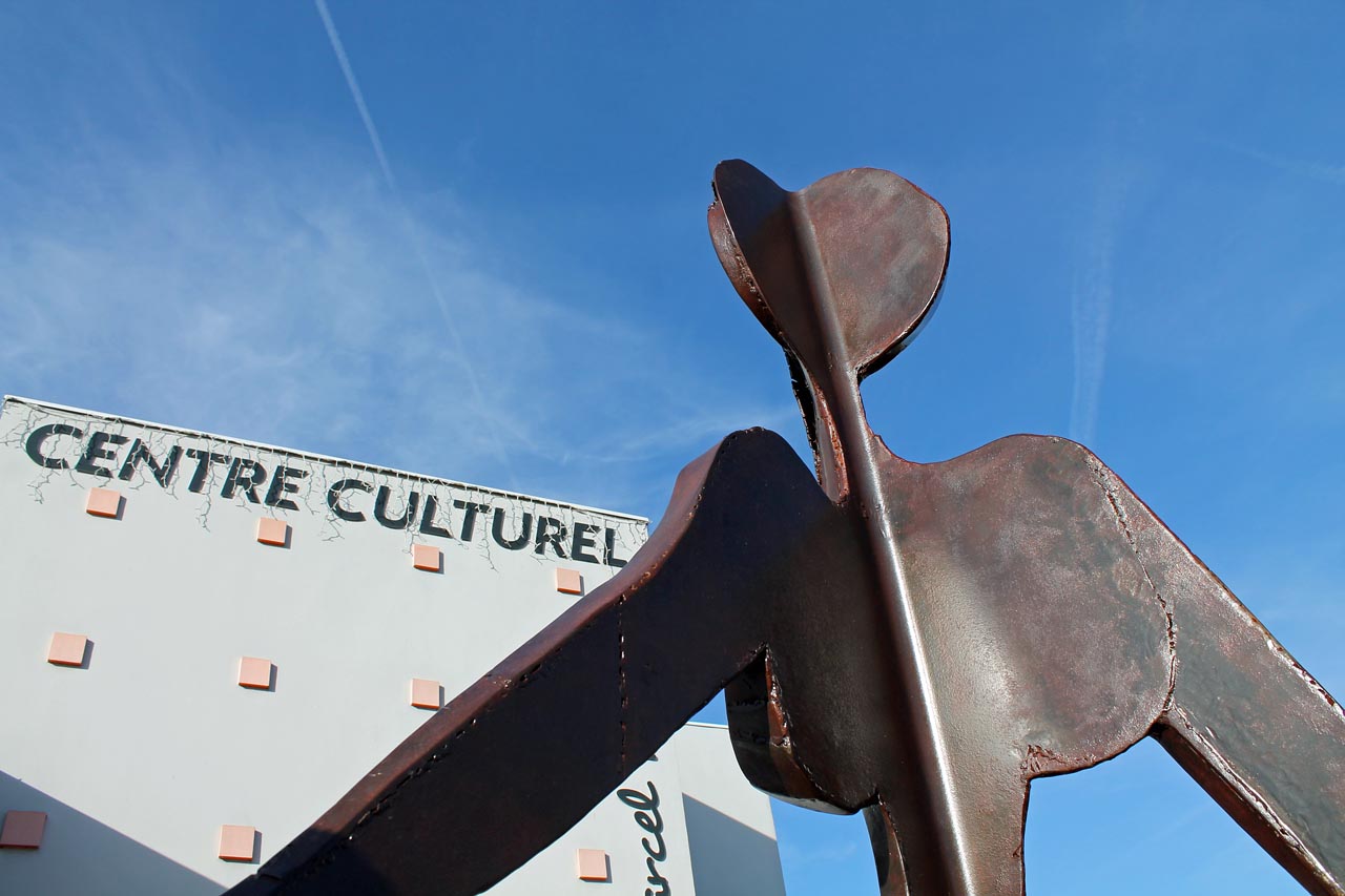 Détail de la sculpture à l'entrée du Centre culturel Détail 1