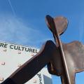Détail de la sculpture à l'entrée du Centre culturel Détail 1