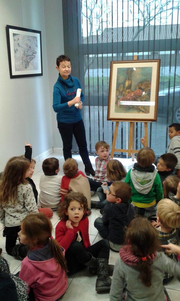 Une enseignante commente un tableau de Dominique Frémy à ses élèves. 