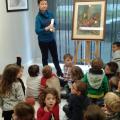 Une enseignante commente un tableau de Dominique Frémy à ses élèves. 